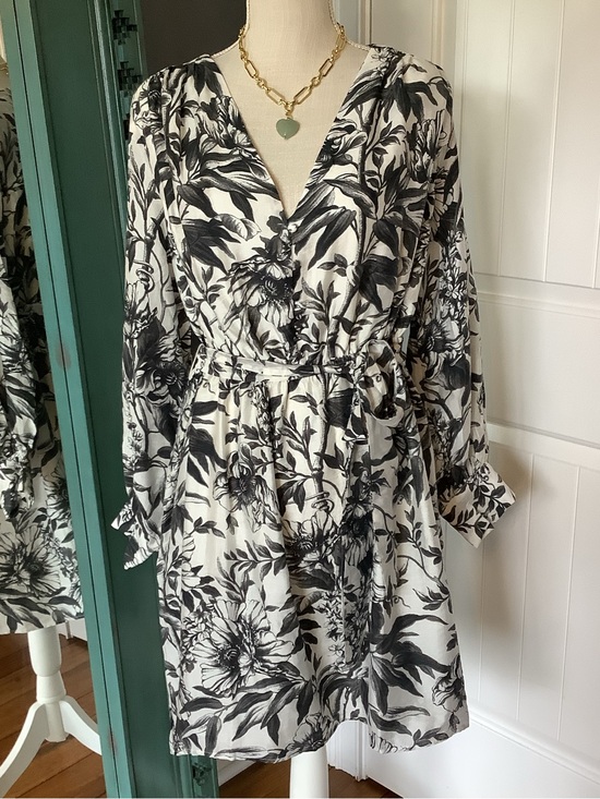 H&M Dresses & Skirts - H&M Black and White‎ Floral Dress with V-Neck- Size Large